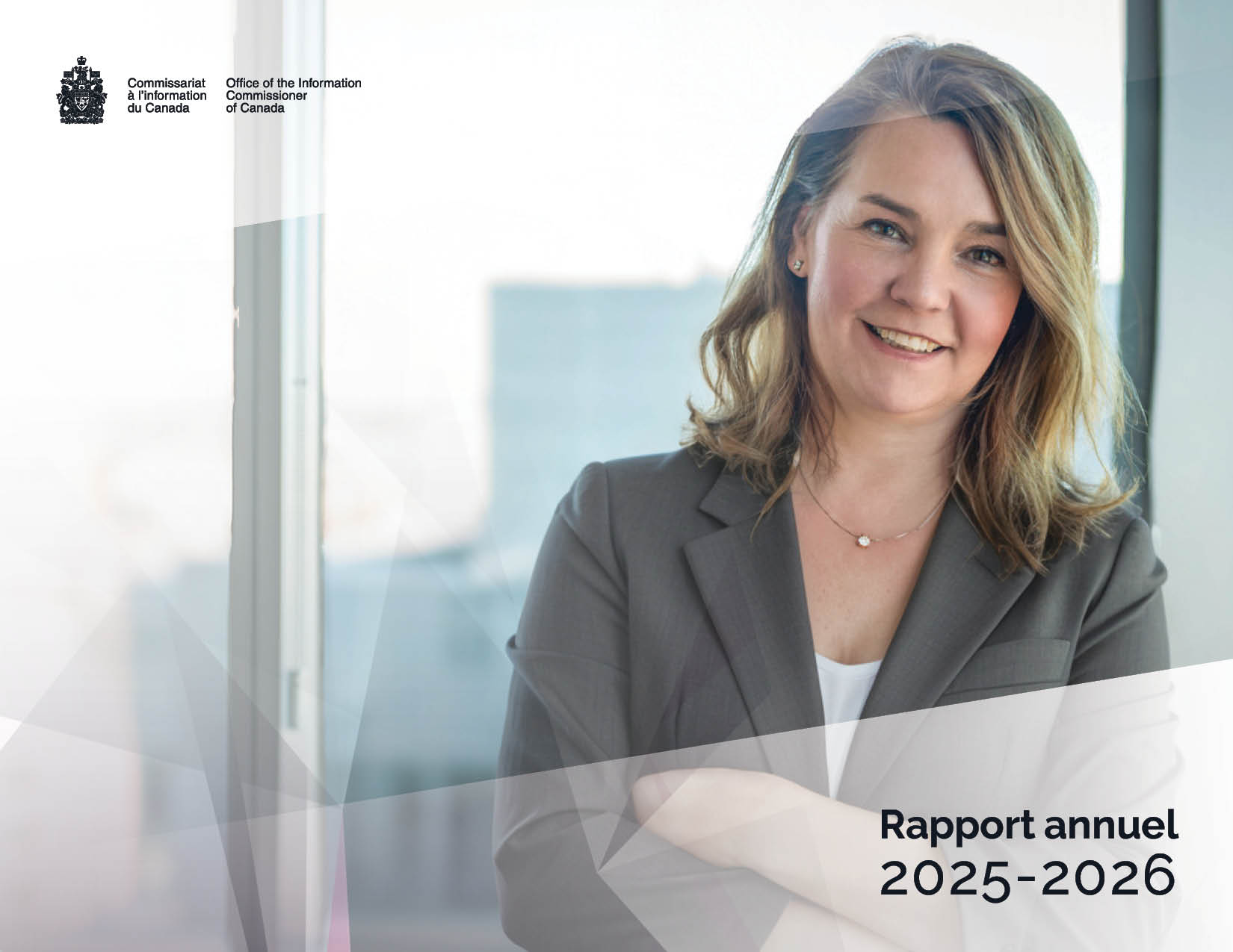 Couverture du rapport annuel 2025-2026. Caroline Maynard, la Commissaire `l'information du Canada, est accottée sur un cadre de fenêtre, souriante.