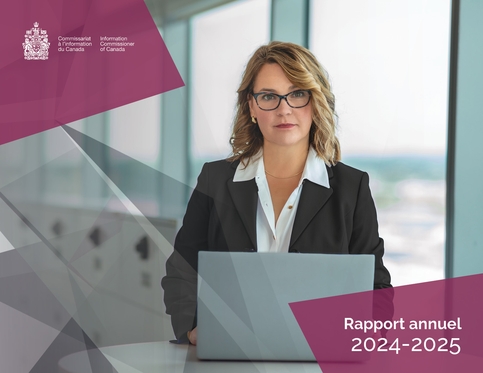 Couverture du rapport annuel 2024-2025. On y voit la photo de la Commissaire à l'information Caroline Maynard, sérieuse mais sympatique